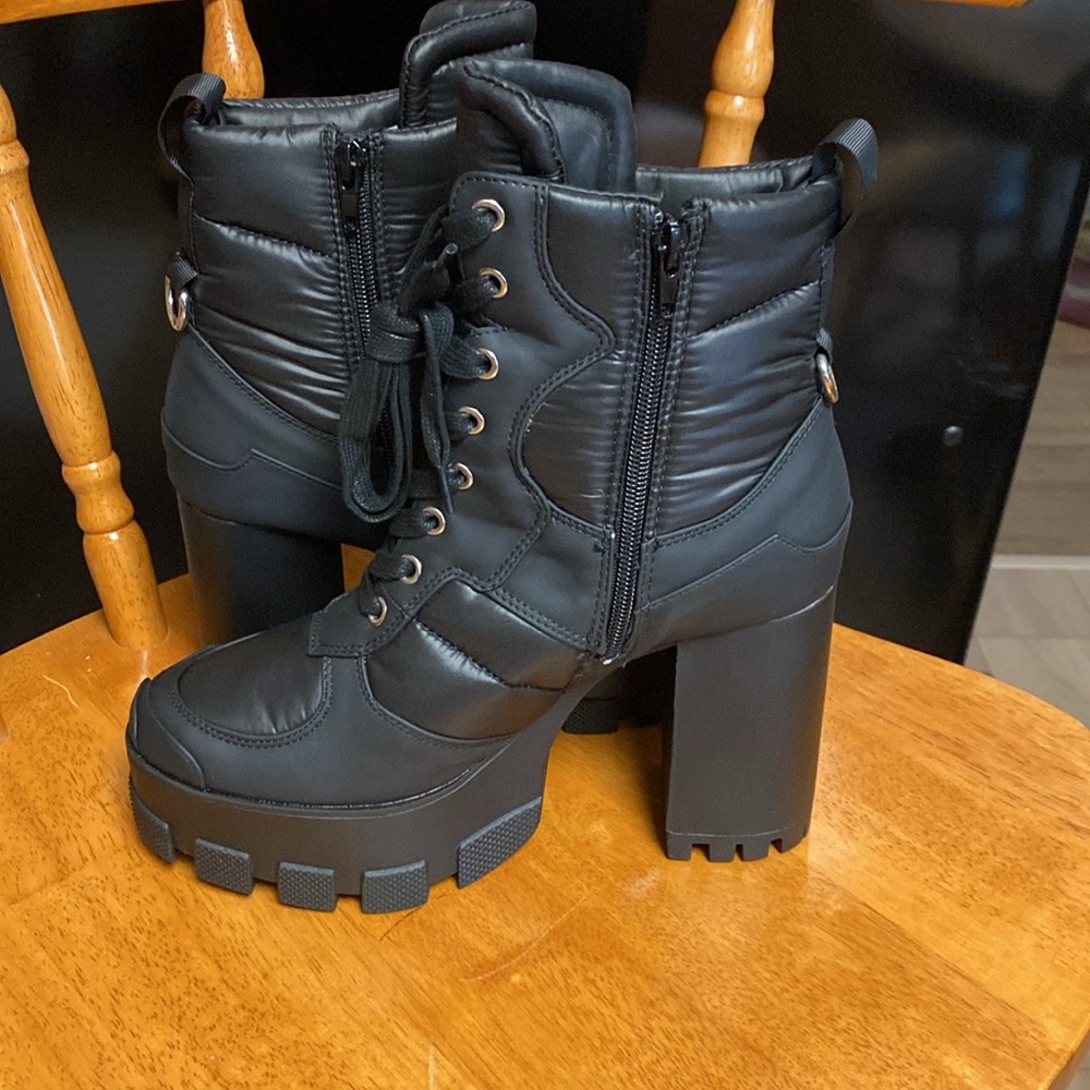 Azalea Wang 8 NWOB BLACK 4” platform puffer moto combat boots